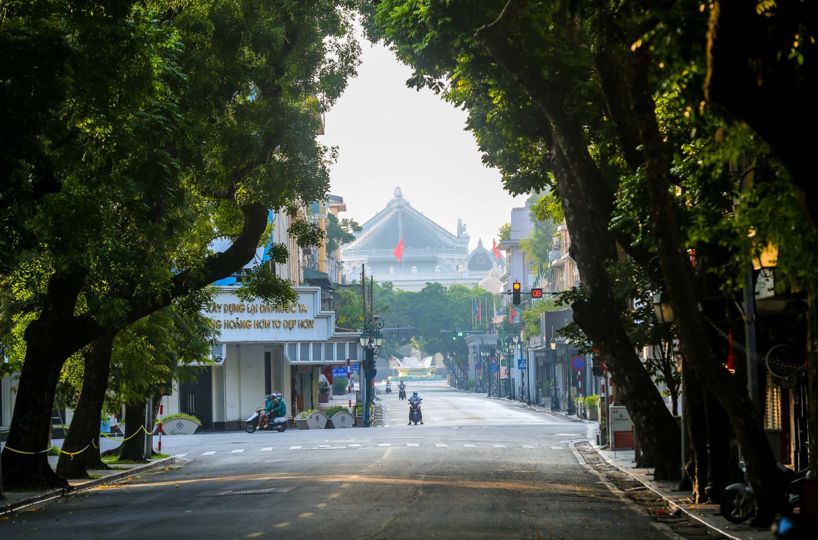 street in Hanoi, Hoan Kiem lake