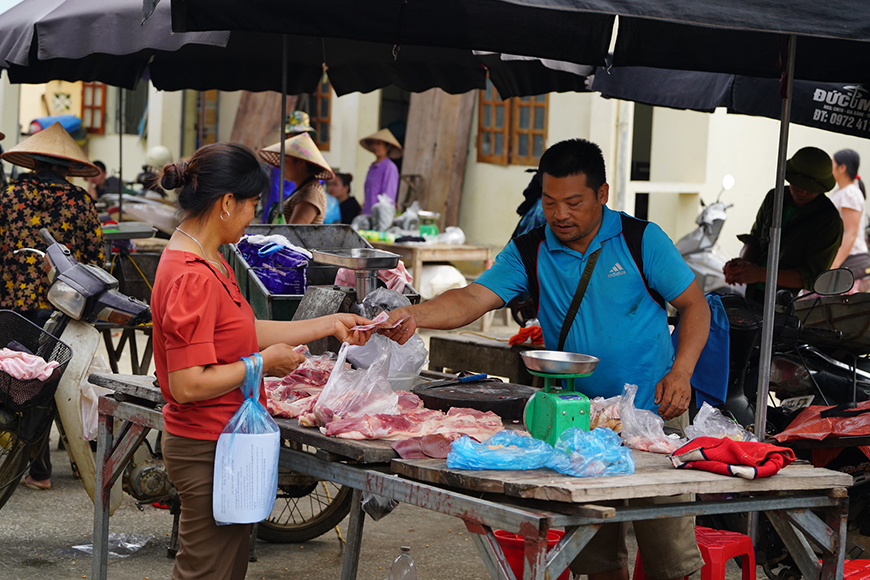 Shopping in Vietnam market
